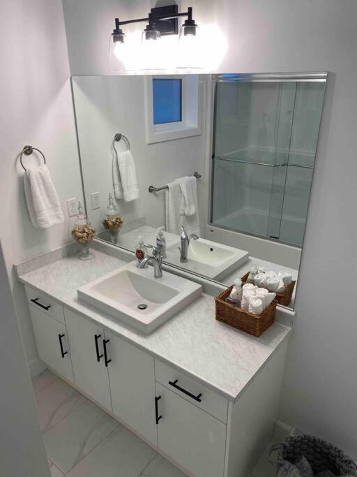 Adorable 1 Bedroom Suite- A Skip To Galloping Goose Victoria Exterior photo