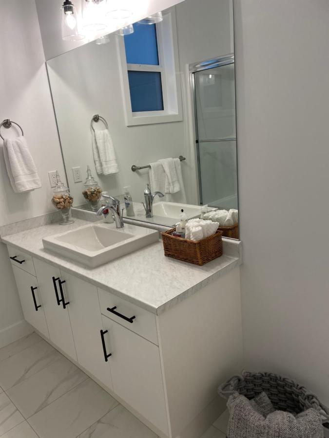 Adorable 1 Bedroom Suite- A Skip To Galloping Goose Victoria Exterior photo